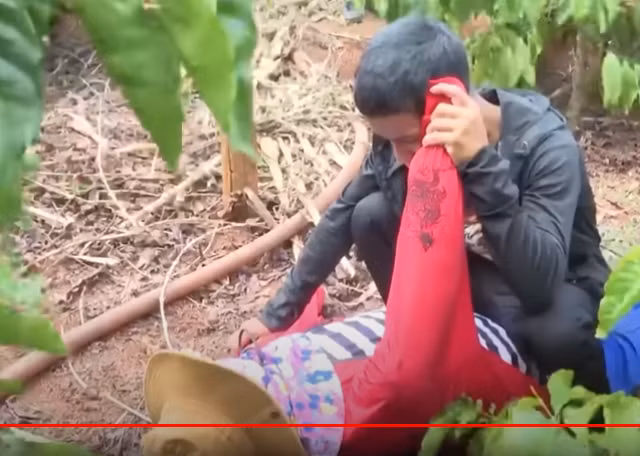 Để tránh bị chị Hồng phát hiện, Giang nhặt 1 khúc gỗ trong vườn, lẻn ra sau lưng đánh nhiều nhát vào đầu nạn nhân, sau đó bóp cổ, thực hiện hành vi hiếp dâm.