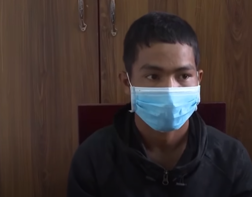 Giang khai, sau khi uống rượu với nhiều người trong làng, đối tượng về nhà cãi nhau với gia đình, rồi bỏ ra chòi rẫy ngủ. Đến 21h ngày 14/3/2022, khi đi qua vườn cà phê thấy chị Hồng đang rọi đèn tưới nước thì nảy sinh ý định hiếp dâm.