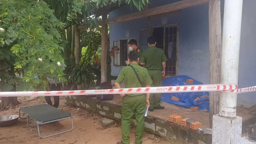  Người đàn ông nằm chết bên cạnh con dao: Sáng 15/7, chị gái ông Trần Văn T. (49 tuổi, trú xã Tân Hà, huyện Hàm Tân, Bình Thuận) đến nhà anh T. chơi thì phát hiện anh T nằm chết dưới đất với nhiều vết máu liền báo Công an. Khám nghiệm tử thi sơ bộ, công an phát hiện anh T. có vết thương ở vùng bụng, bên cạnh tử thi có một con dao. Theo người thân và gia đình, anh T. bị bệnh tâm thần.