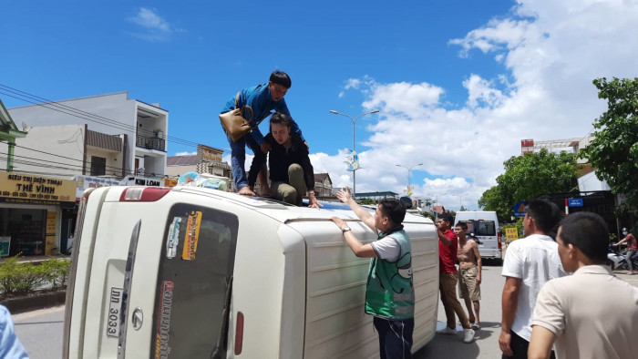  Xe khách chở 14 người Lào bị lật: Chiều 15/7, tại Km13+900 đoạn qua huyện Cam Lộ, tỉnh Quảng Trị xe khách mang BKS Lào-3033 do tài xế Nanthavongsa (SN 1958, trú tỉnh Savannakhet, Lào) điều khiển thì bất ngờ mất lái rồi bị lật ngang. 14 hành khách người Lào (đa số phụ nữ và trẻ em) trên chiếc xe hoảng loạn, kêu cứu. Ngay lập tức, người dân địa phương đã nhanh chóng lao đến, phá kính xe tìm cách kéo các hành khách cùng tài xế thoát ra ngoài. May mắn vụ tai nạn không gây thiệt hại về người. 