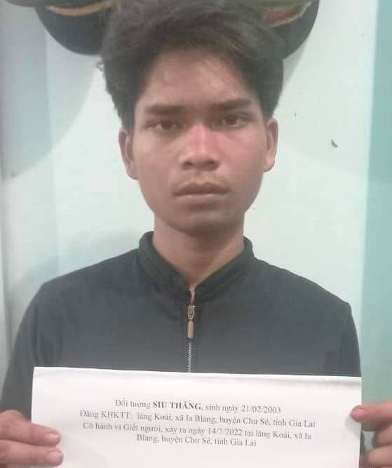  Đâm chết người vì bị đánh khi can ngăn ẩu đả: Siu Thăng (SN 2003) ngồi nhậu tại nhà ông Siu H. cùng với Siu Lát (SN 1997), Siu Thanh (SN 2001, đều trú tại huyện Chư Sê, tỉnh Gia Lai) thì giữa Siu Lát và Siu Thanh xảy ra mâu thuẫn, đánh nhau. Siu Thăng đến can ngăn thì bị Siu Lát dùng tay đánh vào người. Bực tức, Siu Thăng rút dao ra đâm 2 nhát vào người Siu Lát khiến nạn nhân tử vong. 