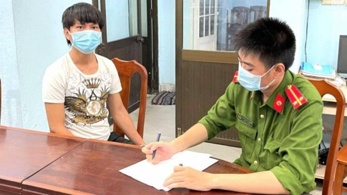 Vượt 800km gặp người yêu qua mạng xã hội, bé gái nhiều lần bị xâm hại: Nguyễn Ngọc Huy (SN 1989, trú quận Hải Châu, TP Đà Nẵng) quen bé N.T.N. (SN 2006, ở Hải Dương) qua Facebook, sau đó N. trốn cha mẹ, vượt 800 km vào Đà Nẵng ở nhà Huy và nhiều lần bị đối tượng này giao cấu. Ngày 15/7, Công an TP Đà Nẵng vừa bắt giữ đối tượng này.