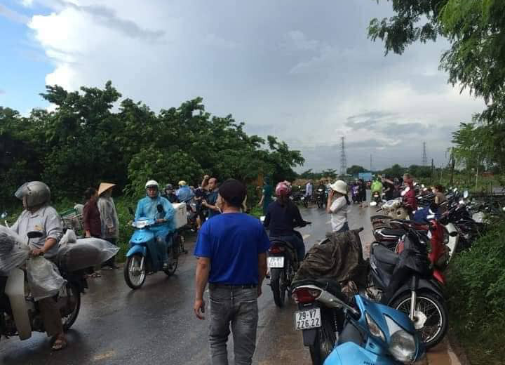 Ha Noi: Di cay thue, 2 nguoi phu nu bi set danh thuong tam
