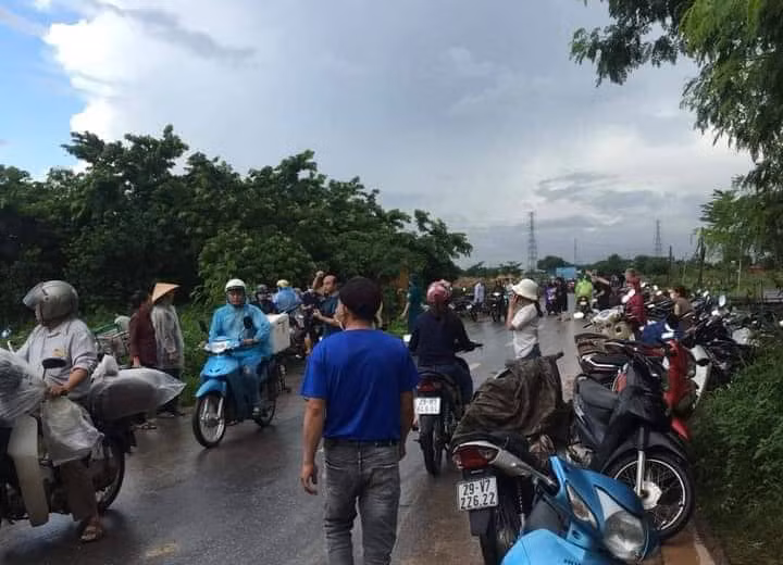 Ha Noi: Di cay thue, 2 nguoi phu nu bi set danh thuong tam
