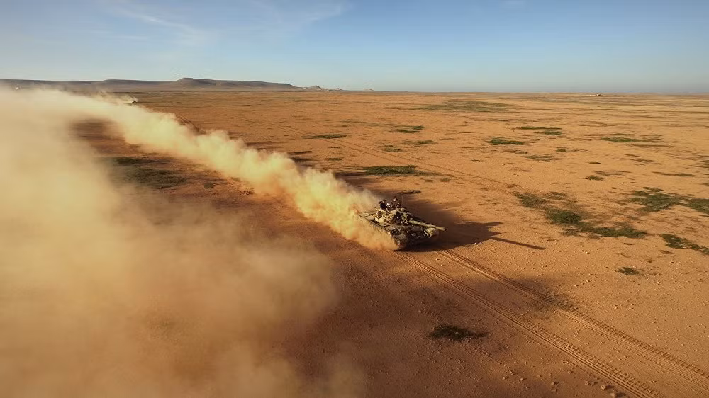 Đường nối Aleppo-Raqqa. Xe tăng T-55 lần đầu tiên xông vào một trận đánh. Ảnh Sputnik