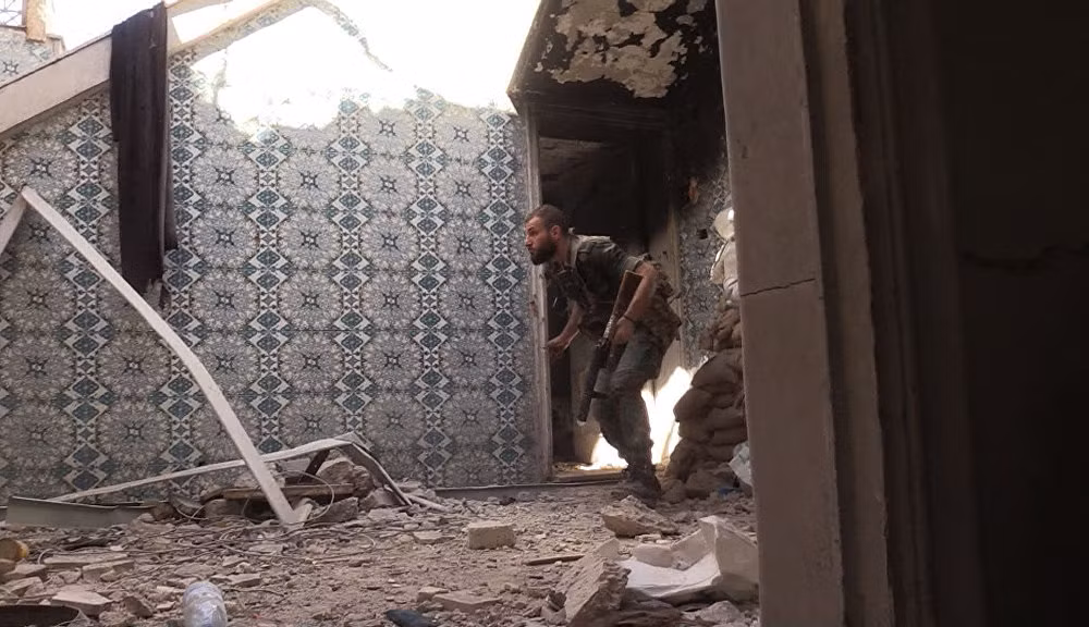 Sự ác liệt của cuộc chiến tại Syria còn được thể hiện ngoài chiến tuyến. Ảnh: Lính Syria đánh nhau với nhóm khủng bố Jabhat al-Nusra ở quận Suleiman al-Halabi, đông Aleppo. Ảnh Sputnik