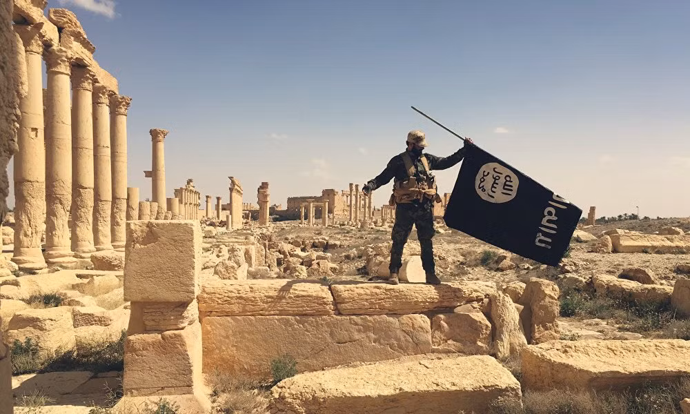 Lá cờ đen của phiến quân IS ở thành cổ Palmyra ngày 26/3/2016. Ảnh Sputnik