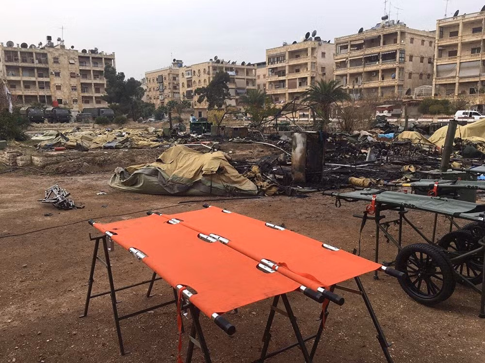 Bệnh viện lưu động của Nga ở Aleppo sau một cuộc bắn phá. Ảnh Sputnik