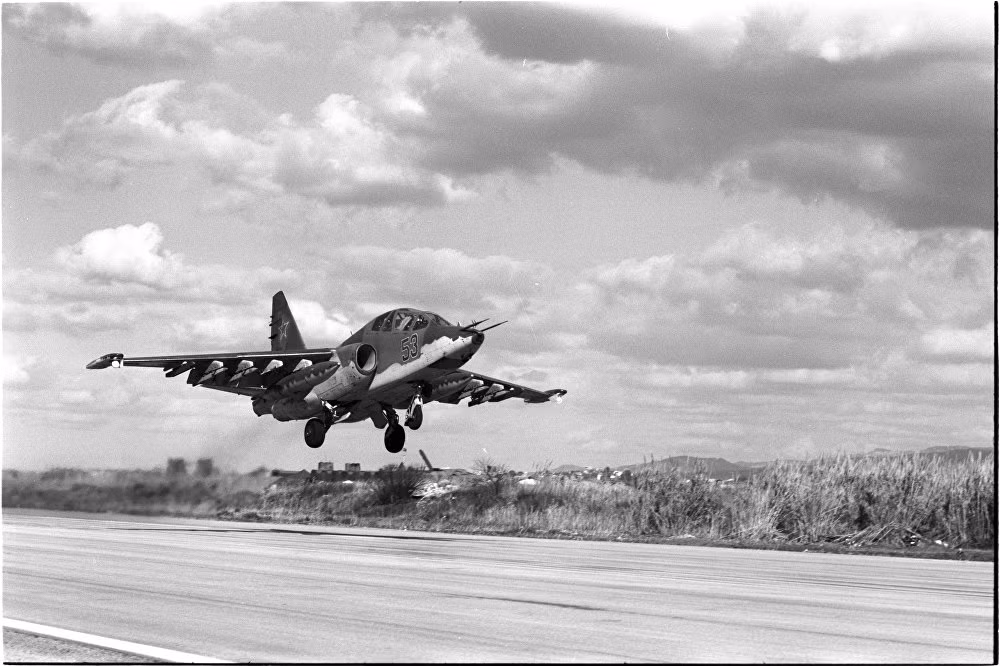 Chiến đấu cơ Nga Su-25 cất cánh khỏi căn cứ Hmeymin đi làm nhiệm vụ. Ảnh Sputnik