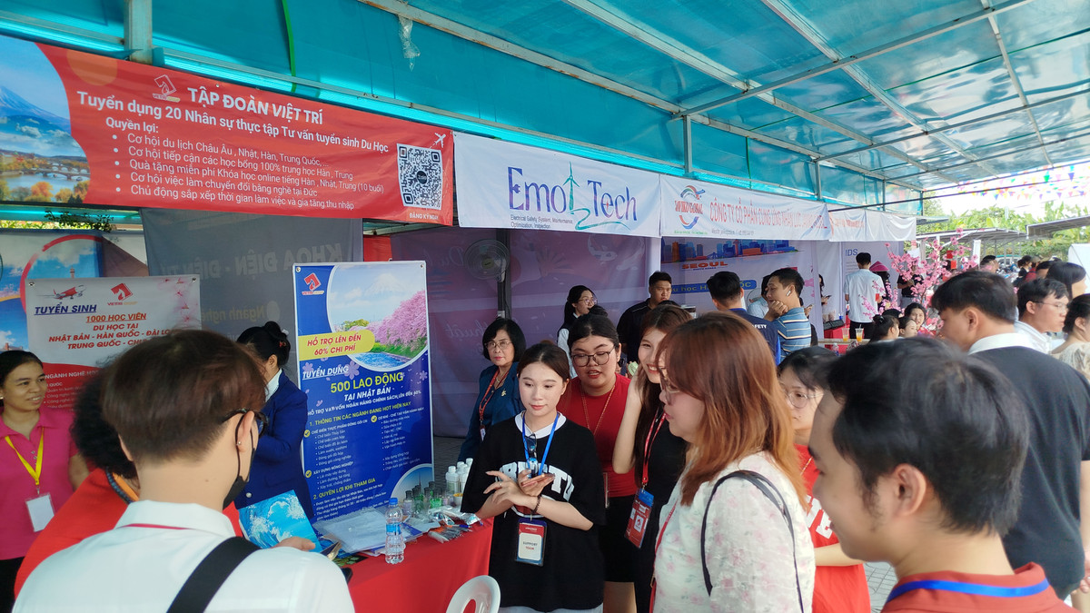 Soi dong ngay hoi viec lam tai truong Cao dang Bach Khoa Sai Gon-Hinh-3