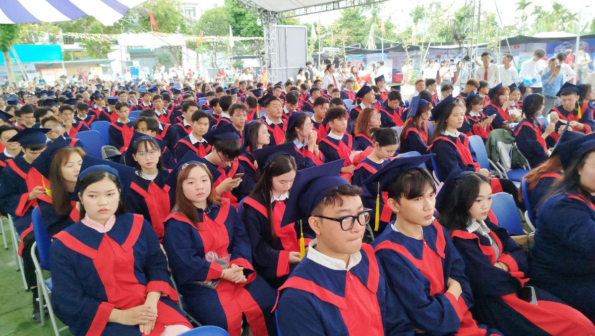 Soi dong ngay hoi viec lam tai truong Cao dang Bach Khoa Sai Gon-Hinh-8