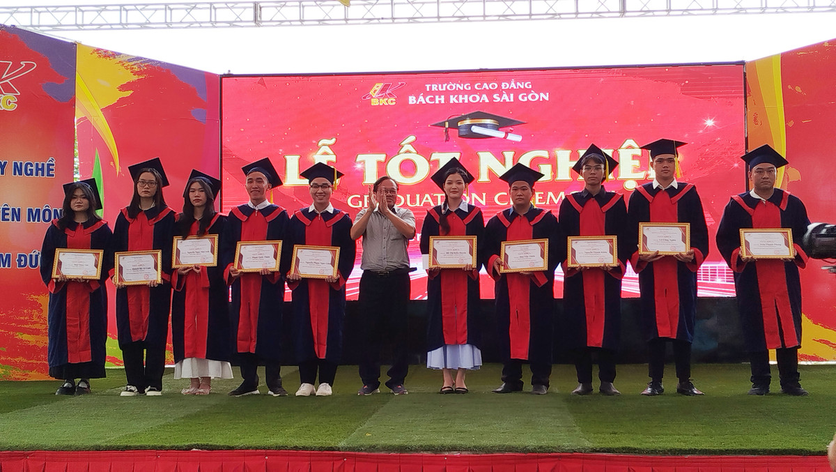 Soi dong ngay hoi viec lam tai truong Cao dang Bach Khoa Sai Gon-Hinh-9