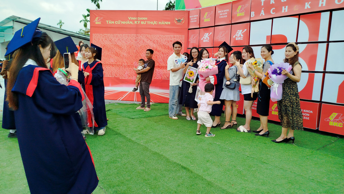 Soi dong ngay hoi viec lam tai truong Cao dang Bach Khoa Sai Gon-Hinh-11