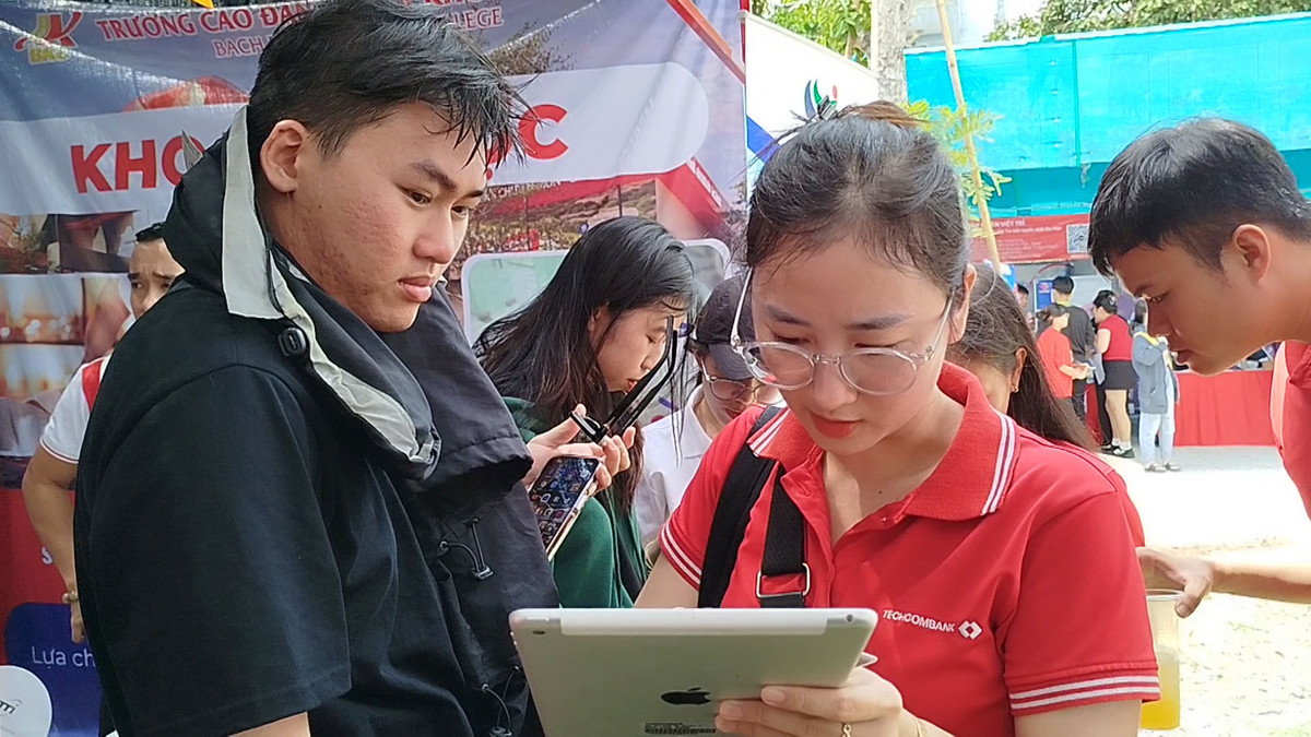 Soi dong ngay hoi viec lam tai truong Cao dang Bach Khoa Sai Gon-Hinh-4