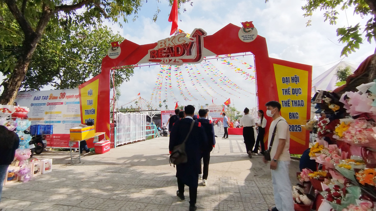 Soi dong ngay hoi viec lam tai truong Cao dang Bach Khoa Sai Gon