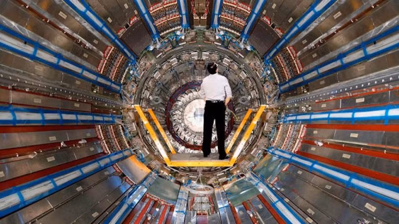 Năm 1978, khi đang làm việc với máy gia tốc hạt Synchrotron U-70, Anatoli Bugorski bị một chùm hạt của máy bắn xuyên qua đầu của mình nhưng lại không hề cảm thấy đau đớn. Tuy nhiên, da mặt của ông lại bị lột ra và sưng lên, tai trái gần như điếc và thường xuyên co giật.