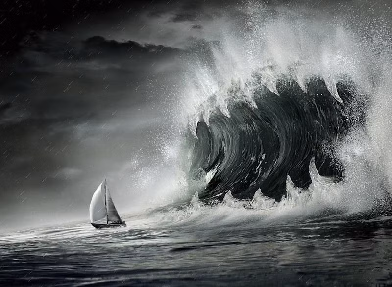 Năm 1983, Tami Oldham Ashcraft và bạn trai Richard Sharp đã dong thuyền đi Nam Thái Bình Dương nhưng gặp bão và bị lật thuyền của họ. Tami đã bị đánh bất tỉnh suốt 27 giờ. Khi cô tỉnh dậy, Sharp đã biến mất. Mặc dù rất sốc nhưng cô vẫn cố bám chặt lấy cánh buồm và trôi dạt tới Hawaii.