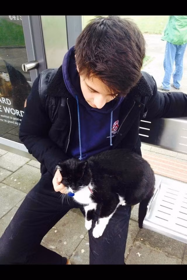 Nhưng sau đó, chàng ta luôn đi ngược trở về bến xe cũ để chụp ảnh cùng fan hâm mộ của mình.