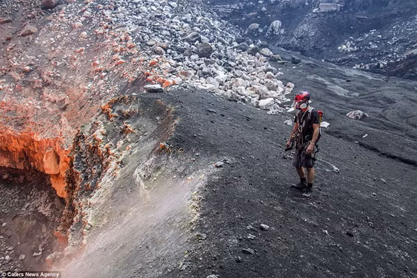 Bradley Ambrose cũng chia sẻ rằng trong quá khứ, khi đến thăm một miệng núi lửa anh từng bị bỏng và máy ảnh của anh bị phá hủy do các giọt dung nham nóng chảy bắn ra khi sôi.