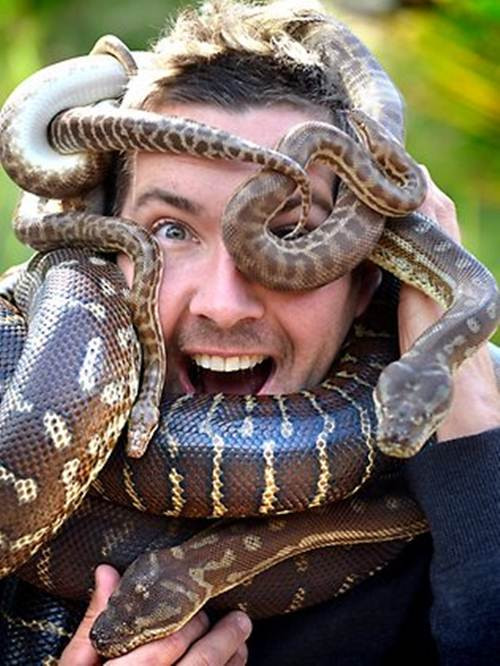Ví dụ như trăn, rắn, anh sẵn sàng để chúng cuốn lên người, lên cổ mình và lấy làm thích thú về điều đó.