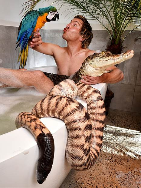 Đối với chàng trai người Australia này, những loài động vật hoang dã dường như không có chút nào nguy hiểm.