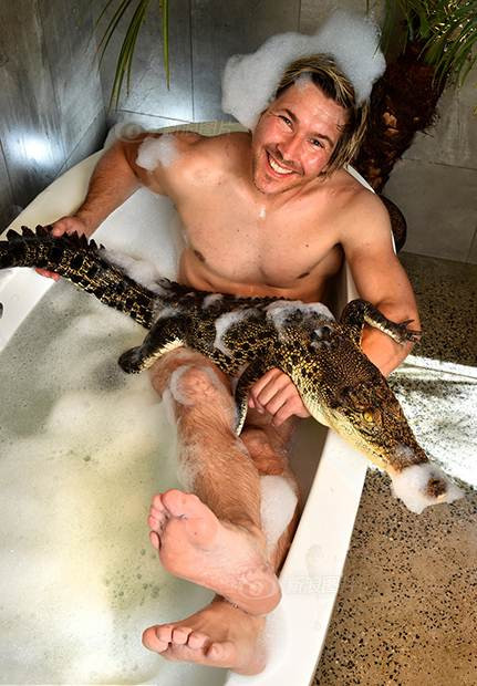 Vườn thú của anh chàng là một nơi rất hấp dẫn đối với những người yêu thiên nhiên, động vật hoang dã, thích tìm hiểu, khám phá. Chris Humfrey là một trong những người bạo gan tiếp xúc với đủ mọi loại động vật hoang dã mà không ngại ngần.