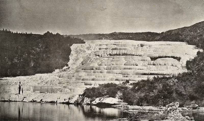 Nước đã hòa tan các khoáng chất kết tinh qua hàng trăm năm để hình thành những bậc thang có màu sắc rực rỡ.