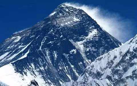 Đỉnh Everest sụt 2,5cm sau trận động đất diễn ra tại Nepal hồi tháng 4/2015.