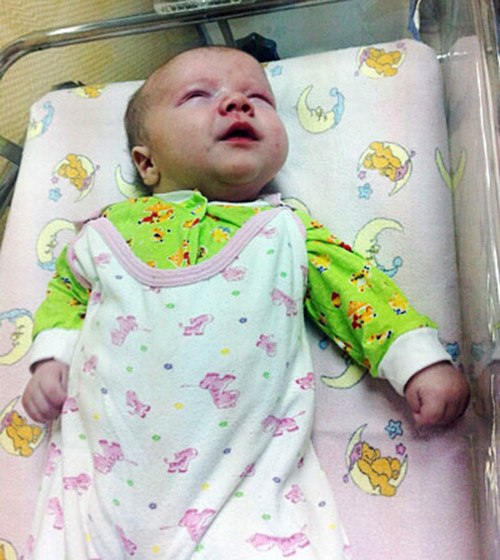 Khi phát hiện ra một em bé bị bỏ rơi giữa đường phố giá buốt của Nga, Masha đã nhảy vào trong hộp, nằm bên cạnh ủ ấm cho bé và kêu meo meo để báo cho người qua đường.