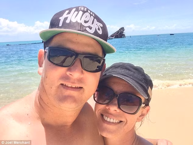 Joel và bạn gái của mình.