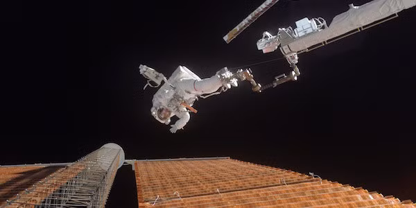 Tháng 7/2007, các phi hành gia đã ném một cái thùng amoniac (nặng khoảng hơn 600kg) mà họ không cần dùng nữa từ tàu con thoi của mình vào không gian. Đó là một phần của hệ thống làm mát của Trạm không gian quốc tế nhưng không còn cần thiết sau khi nâng cấp.