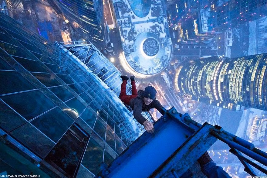 Nam thanh niên trong bức ảnh này lọt vào ống kính của các nhà thám hiểm đô thị ở Nga. Anh chàng này tham gia một nhóm thường xuyên nhảy từ các tòa nhà cao nhất nước, treo lơ lửng trên không mà không có thiết bị an toàn nào.