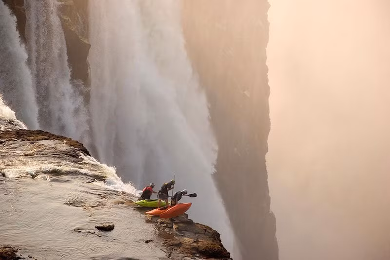 Chèo thuyền kayak để qua thác nước lớn nhất thế giới Victoria Falls, tọa lạc ở sông Zambezi, trên biên giới giữa Zambia và Zimbabwe ở phía nam Châu Phi quả là một thách thức nghẹt thở bởi độ cao hơn 106m của nó.