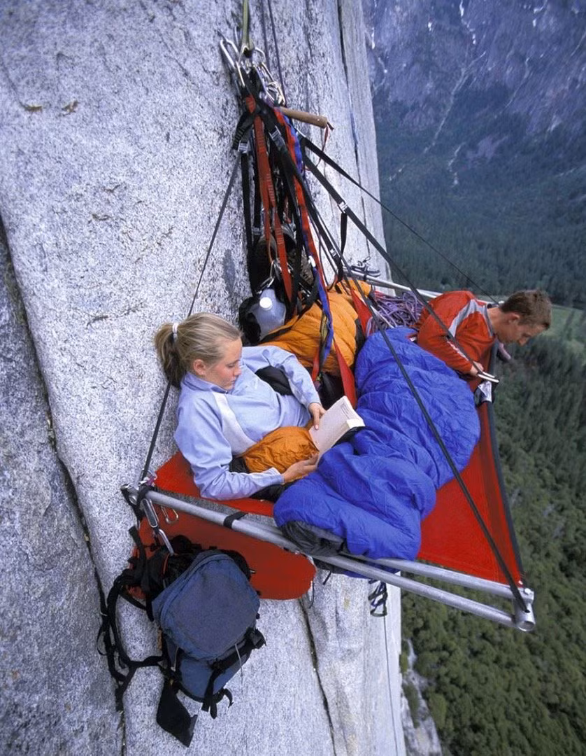 Nhiều người nghĩ rằng chúng ta chỉ cắm trại trên mặt đất, nhưng một số người có trải nghiệm mới khi dựng trại ngay trên một vách đá cách mặt đất hơn 1200m trong Công viên Quốc gia Yosemite (Mỹ).