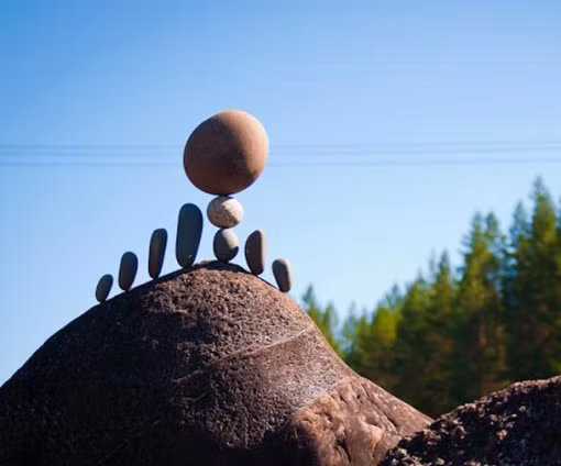 Michael cho rằng mỗi vết lõm từ nhỏ đến lớn của từng viên đá đều làm thành một mặt bằng tự nhiên để những viên đá này có thể tự cân bằng.