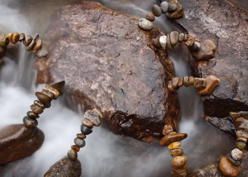 Chính nhờ sự tỉ mỉ tìm từng vết lõm nhỏ (có khi chỉ chưa đầy 1 milimet), Michael đã tạo nên những tác phẩm của nghệ thuật thăng bằng này.