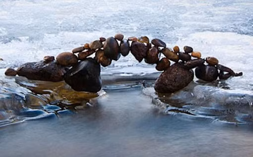 Cây cầu nhỏ được làm từ những viên đá cuội, không cần bất cứ chất kết dính nào mà vẫn có thể đứng vững.