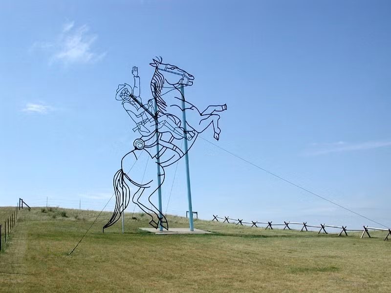 Còn đây là tác phẩm “Teddy Roosevelt cưỡi ngựa” cao 15,5m được làm từ các ống nước vào năm 1993. Những đường nét mềm mại của con ngựa cùng người cưỡi ngựa thật sự rất ấn tượng.