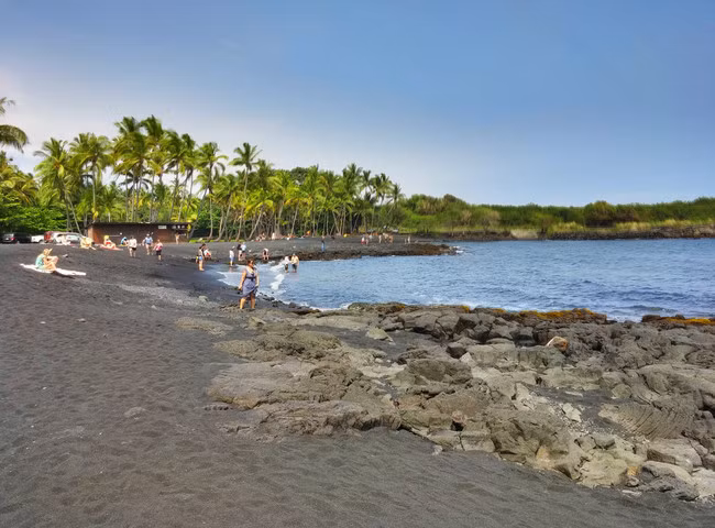 Cát đen thạch anh của bãi biển Punalu'u, Hawaii cũng được tạo ra bởi hoạt động núi lửa. Hơn nữa, đây còn là nhà của nhiều loài chim và rùa quý hiếm.