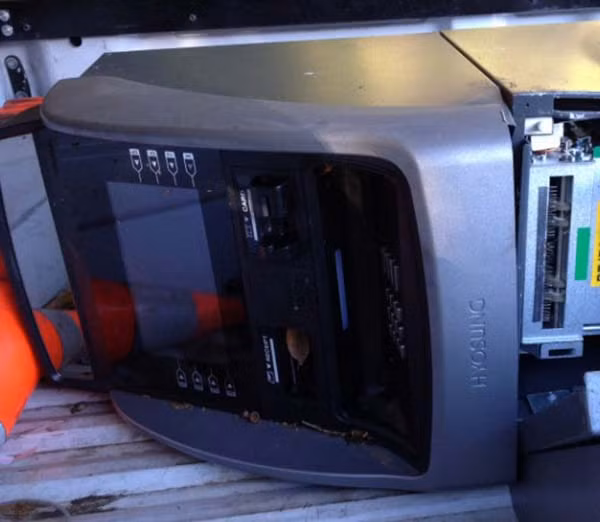 Một cư dân ở Contra Costa đã phát hiện ra một máy ATM bị đánh cắp khi đi bộ gần con suối Lafayette. Ngay sau đó, cư dân này đã báo cáo cho cảnh sát về vụ việc. Cảnh sát nhanh chóng vào cuộc để xác minh những vụ trộm liên quan đến đánh cắp máy ATM gần đây.