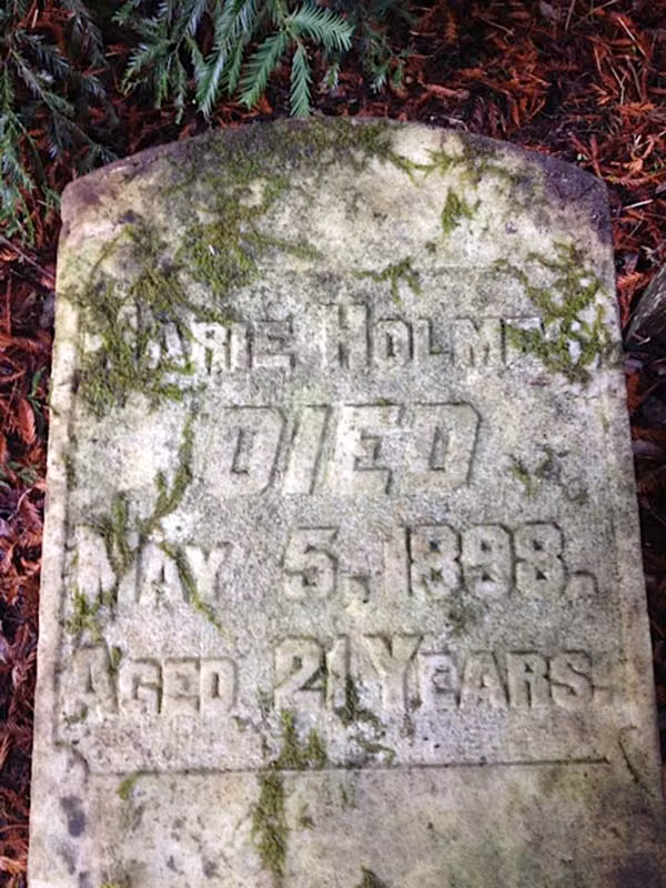 Trong khi đi bộ gần Santa Cruz, cư dân vùng sông Wolf đã tìm thấy một bia mộ của một cô gái mại dâm hưởng dương 21 tuổi. Bia mộ được đánh cắp từ nghĩa trang Evergreen, nơi gái mại dâm Marie Holmes được chôn cất vào năm 1898 sau khi uống axit carbolic để kết thúc một cuộc sống tuyệt vọng. Hiện bia mộ đang được bảo tồn tại Bảo tàng Nghệ thuật và Lịch sử địa phương.