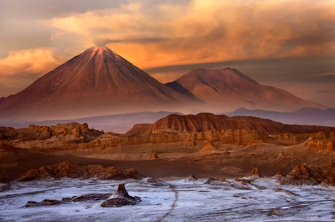 Mưa chưa bao giờ từng được ghi nhận ở sa mạc Atacam (Chi Lê) - nơi khô hạn nhất trên trái đất.