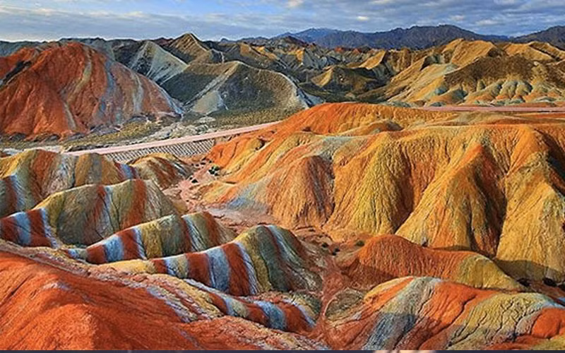 Bạn đừng nghĩ rằng đây là một bức tranh siêu thực, đó chính là quang cảnh có thực tại Danxia (Trung Quốc).