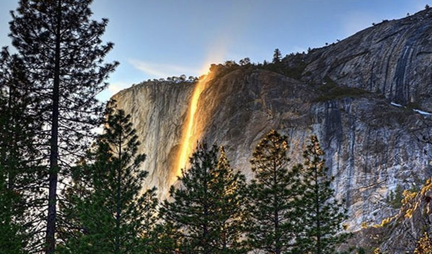 Được gọi là thác dung nham nhưng đây không phải là nham thạch thật. Một vài tuần mỗi năm ở Horsetail Falls, trong công viên quốc gia Yosemite, trở thành một trong những điểm thu hút các nhiếp ảnh gia đến để chụp ảnh hiện tượng tuyệt vời này.