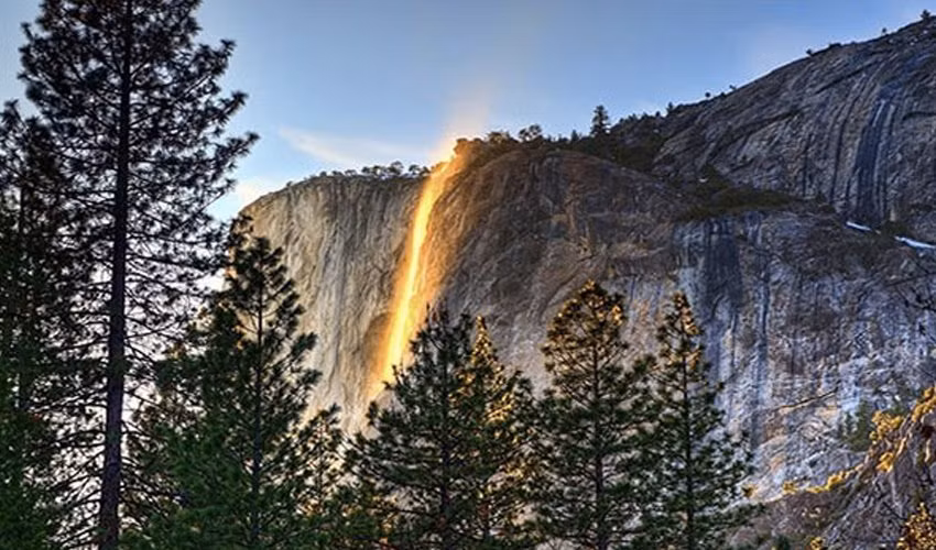 Được gọi là thác dung nham nhưng đây không phải là nham thạch thật. Một vài tuần mỗi năm ở Horsetail Falls, trong công viên quốc gia Yosemite, trở thành một trong những điểm thu hút các nhiếp ảnh gia đến để chụp ảnh hiện tượng tuyệt vời này.
