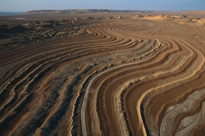 Sa mạc Dasht-e Kavir dài khoảng 800 km, rộng 320 km gồm nhiều đầm lầy bùn và muối.