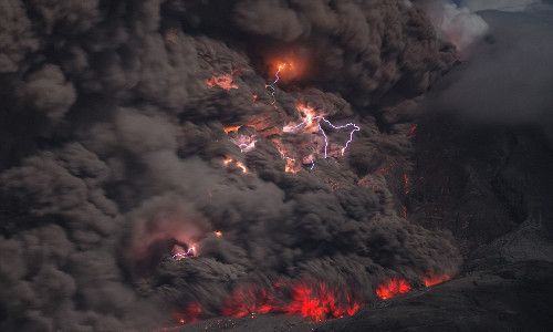  Khi tro bụi xám xịt bay lên từ núi lửa vào bầu trời đêm thì bỗng nhiên xuất hiện những tia chớp sáng chói.