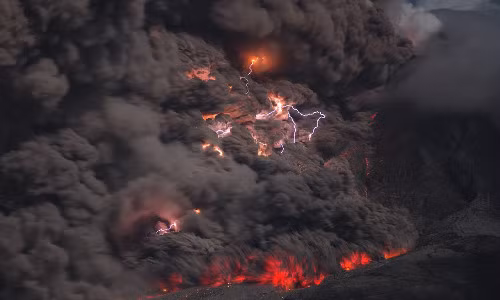  Khi tro bụi xám xịt bay lên từ núi lửa vào bầu trời đêm thì bỗng nhiên xuất hiện những tia chớp sáng chói.