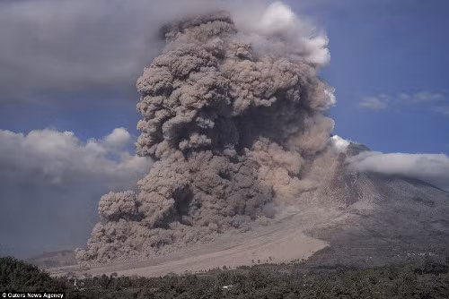 Núi lửa Sinabung ở Bắc Sumatra (Indonesia) phun trào gây ra một cột tro bụi cao đến 3.000m trên bầu trời.