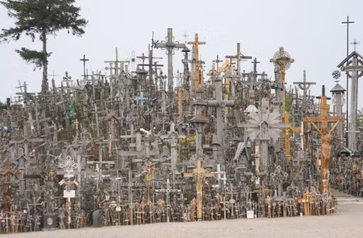 Đồi thập tự, Lithuania: Nếu nhìn qua, bạn sẽ tưởng mình đang được chiêm ngưỡng một cảnh tượng trong một bộ phim kinh. Nhưng không, ngọn đồi Thánh giá này là nơi có thật. Domantai là tên của ngọn đồi thánh giá trước kia nằm ở phía bắc, cách thành phố công nghiệp nhỏ Siauliai khoảng 12 km, thuộc nước cộng hòa Lithuania, là một điểm đến cho những du khách hành hương và hiếu kì. Người ta ước tính có hơn 200.000 cây thánh giá được đặt tại đây, nhưng địa điểm này không phải là một nghĩa địa.